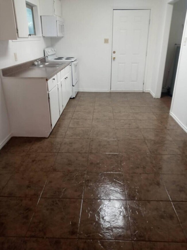 Foto del edificio - 2 bedroom and 1 bathroom unit ready to move in in Charlotte.