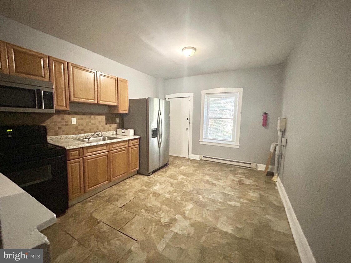 Foto principal - 5245 Florence Ave