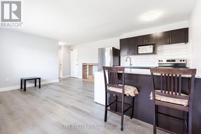 Photo du bâtiment - 210-1172 HAMILTON Rd