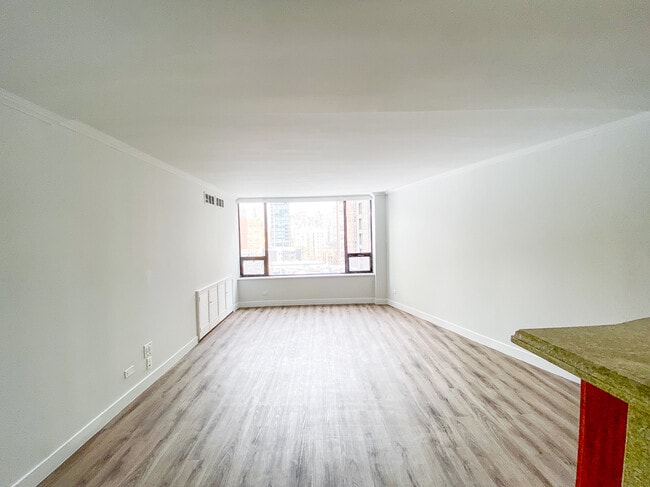 Building Photo - 2 E Oak St