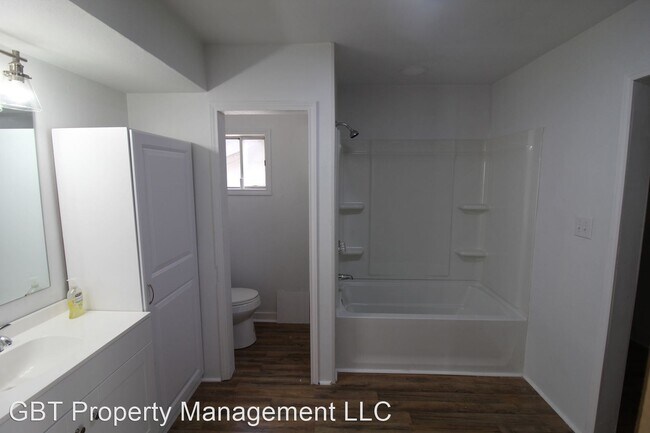 Building Photo - 3 br, 2 bath House - 613 E. 9th St.