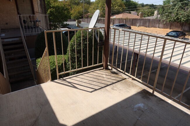 Foto del edificio - 1724 Crestpoint Dr