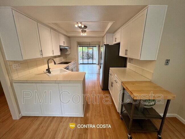 Building Photo - 549 Monarch Ridge Dr