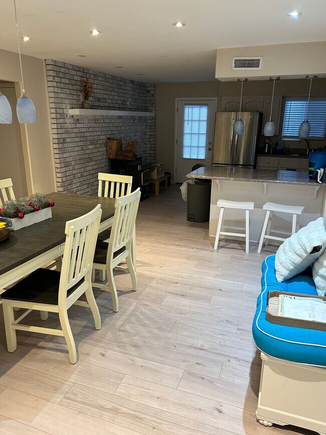 Building Photo - Gorgeous University Heights Rental