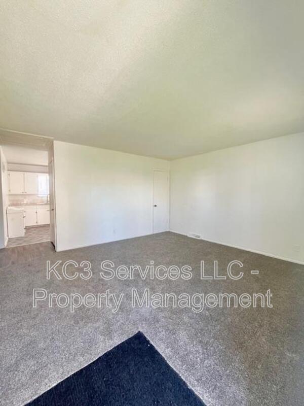 Building Photo - 5025 N Bellaire Ave