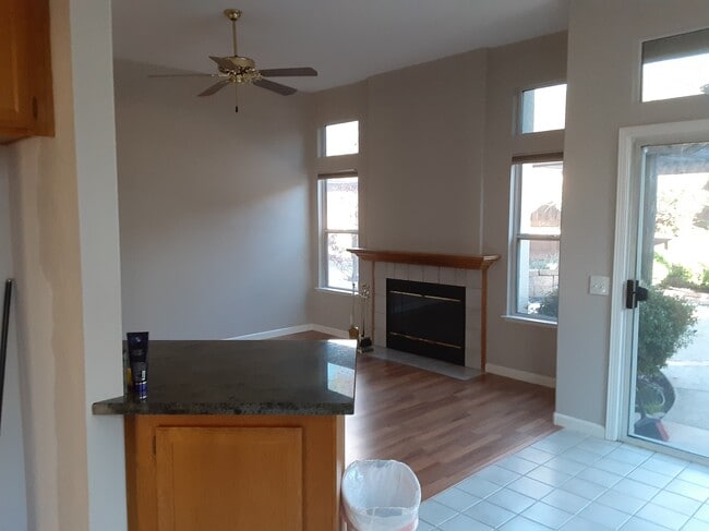 Building Photo - 1144 S Bluff Dr