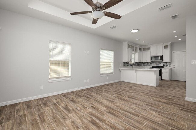 Building Photo - 705 Olivarez St