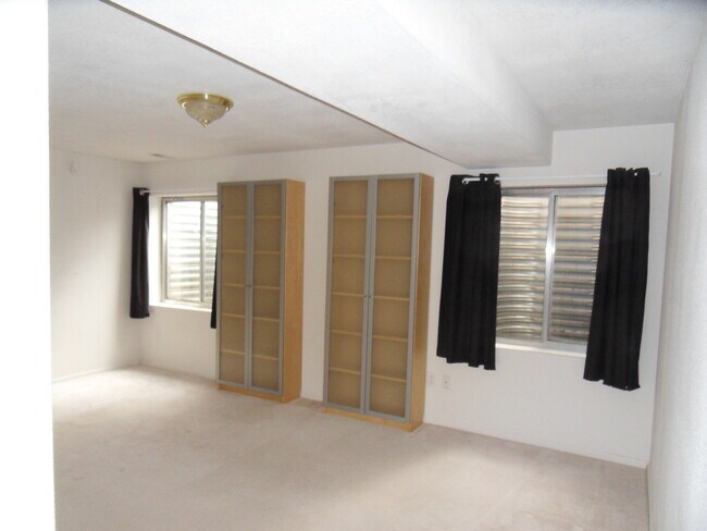 Foto del edificio - Spectacular 4 bedroom home with finished b...