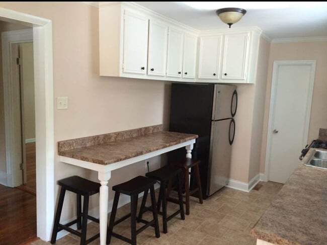 Building Photo - 217 E Richardson Ave