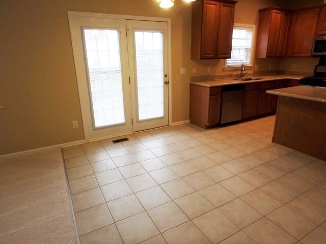 Building Photo - 121 Hampton Lake Dr