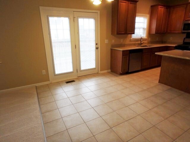 Foto del edificio - 121 Hampton Lake Dr