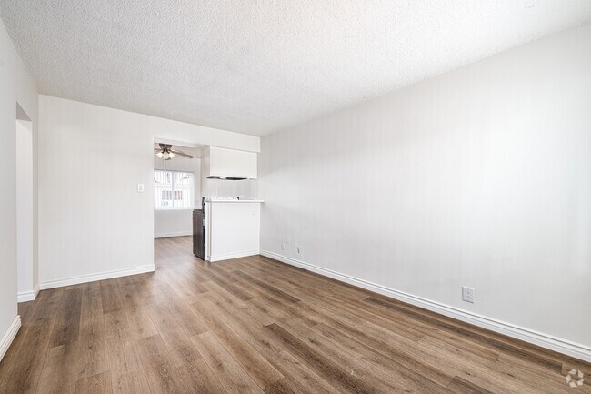 2 habitaciones, 1 baño - 710 pies cuadrados - Comedor - The Westwood Apartments
