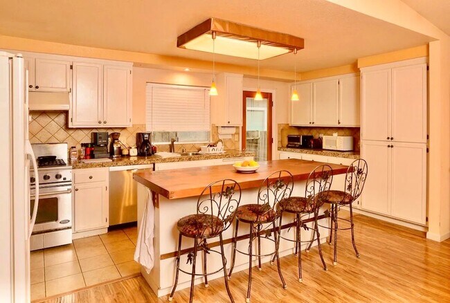 Kitchen - 2090 Firwood Ave