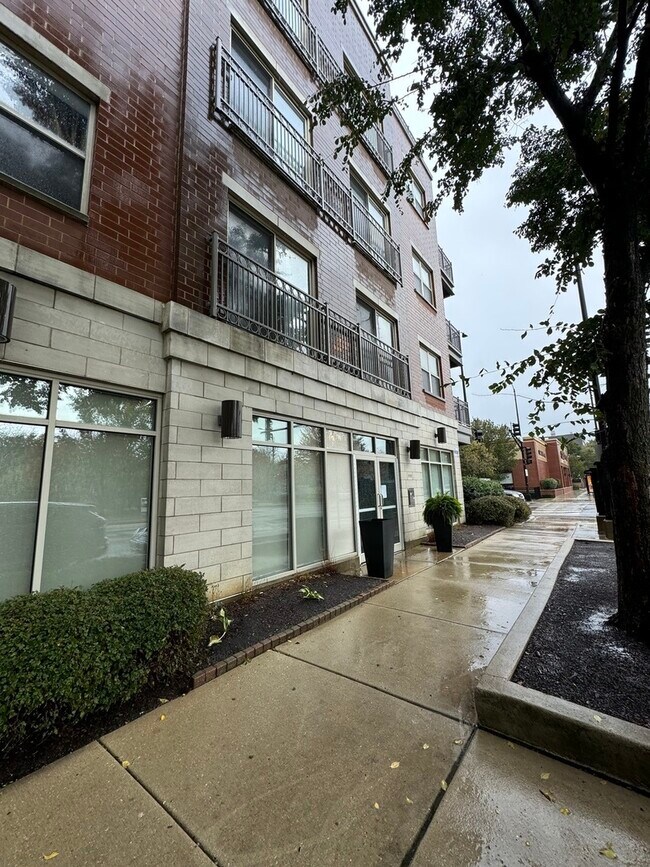 Building Photo - 1155 W Roosevelt Rd