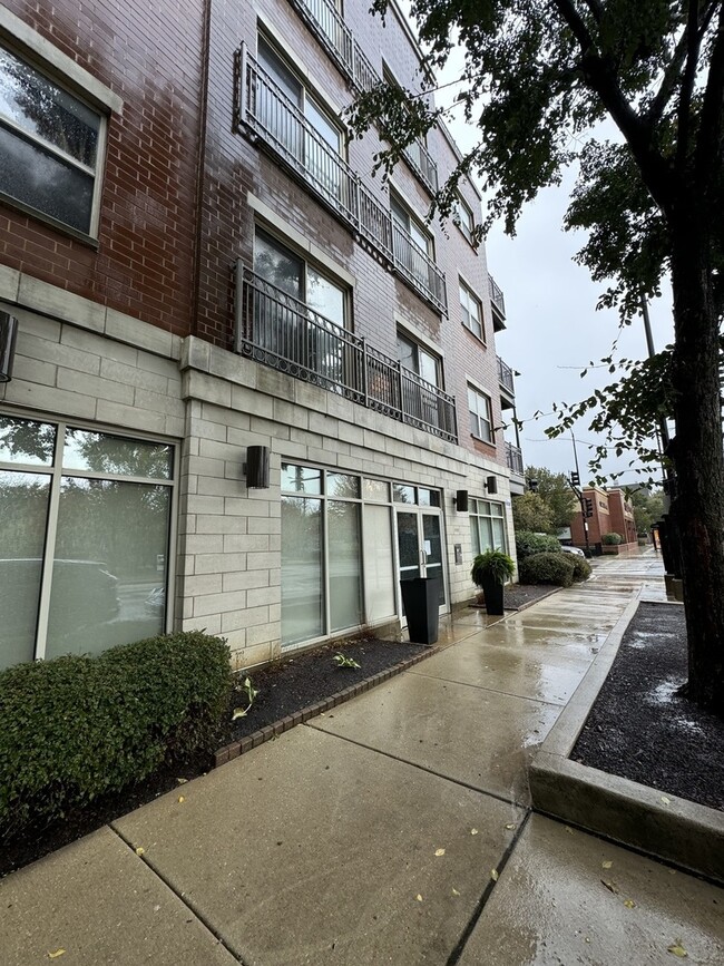 Building Photo - 1155 W Roosevelt Rd