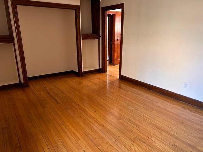 Building Photo - 3152 N Linder Ave