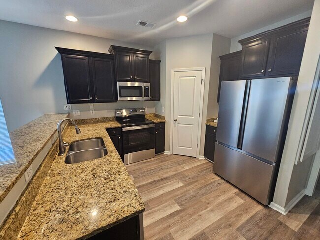 Foto del edificio - 637 Clover View Rd