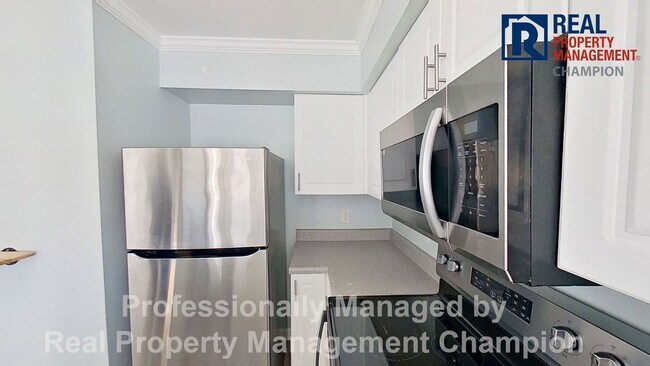 Building Photo - Cute 3 BD/2 BA Townhome Style Near UNCW