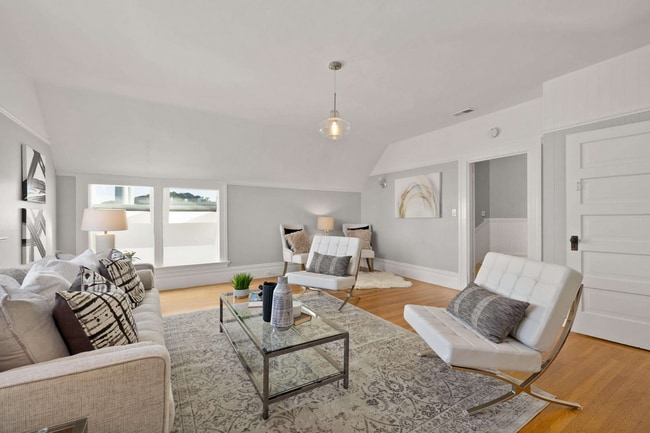 Living room - 607A Frederick St