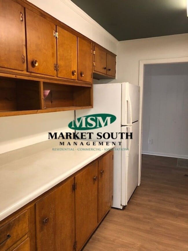 Building Photo - Convenient Southside Location