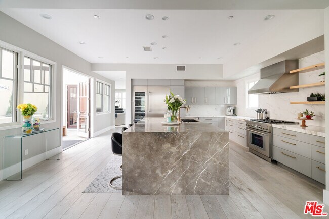 Foto del edificio - 13065 Bluff Creek Dr