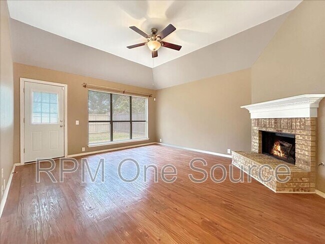 Foto del edificio - 5817 Sandalwood Dr