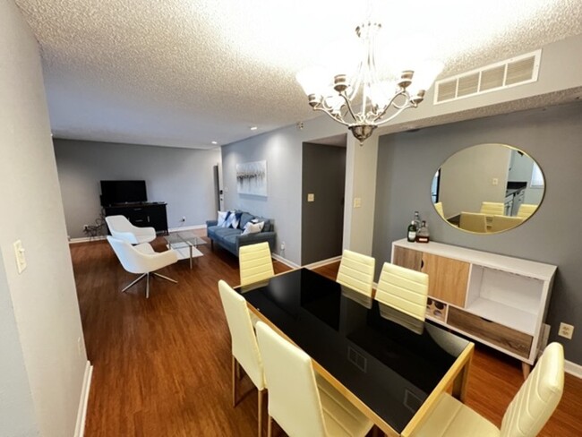Foto del edificio - 2103 Melrose Dr