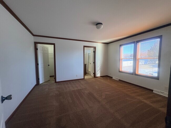 Foto del edificio - 324 Spring Park Dr