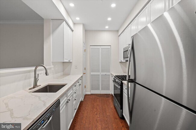 Foto del edificio - 5120 Donovan Dr