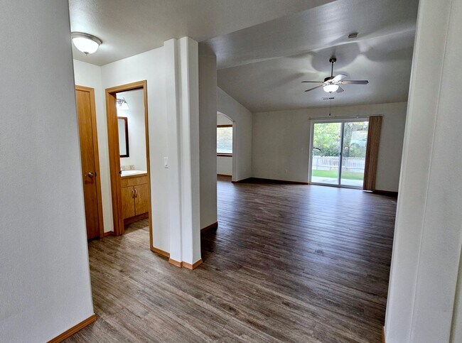 Foto del edificio - Open, One-Level Living- 4 Bedroom, 2.5 Bath Richland Home with Spacious Backyard