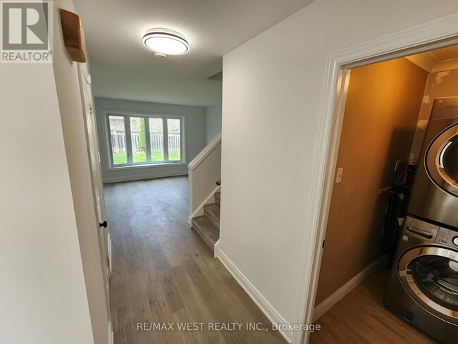 Building Photo - 2401 Hemlock Ct