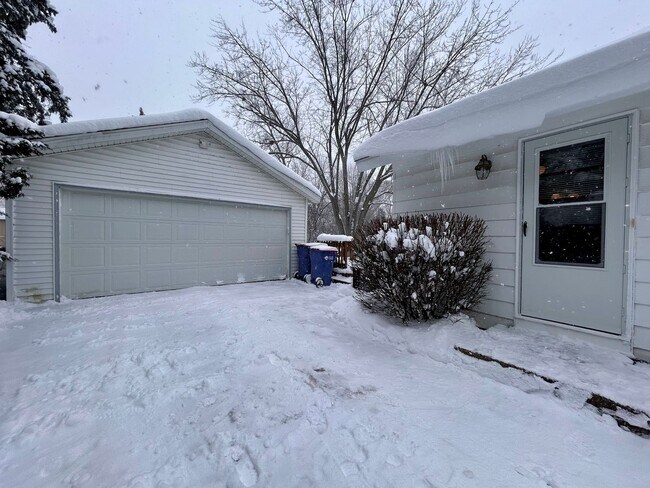 Foto del edificio - Four Bedroom Home in Southeast Grand Rapids