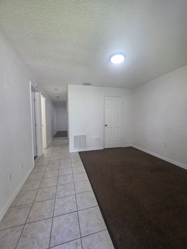 Building Photo - 2 Bedroom 2 Bath Apartment Home *** Limite...
