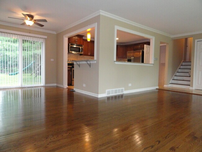 Foto del edificio - 596 Maple Ave