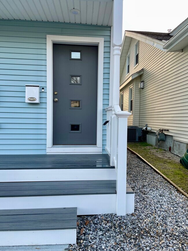 Front entryway - 90 Naugatuck Ave