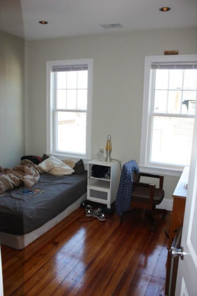 Foto del edificio - Renovated 5-Bedroom in Mission Hill | Central Air | In-Unit Laundry | 9/1