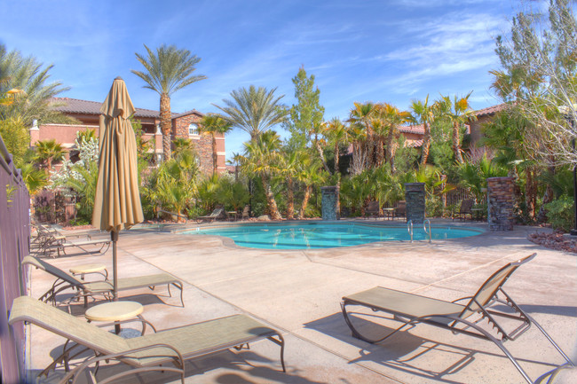 Relájate en la piscina - Carefree Senior Living at the Willows (55+)