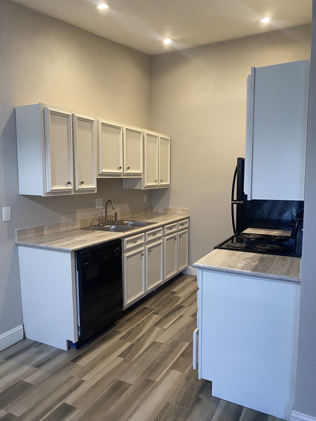 Kitchen - 832 Hardy Springs Cir