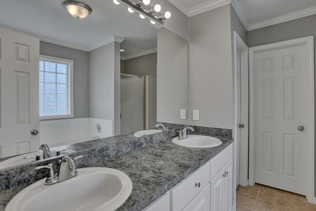 Foto del edificio - 170 Oak Grove Dr
