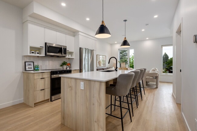 Building Photo - Calgary Pet Friendly Townhouse in Killarney
