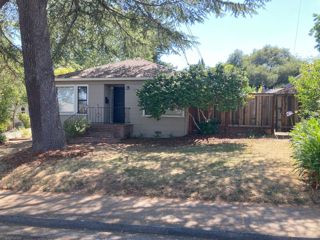 Primary Photo - Beautiful Home Walking Distance To Town an...