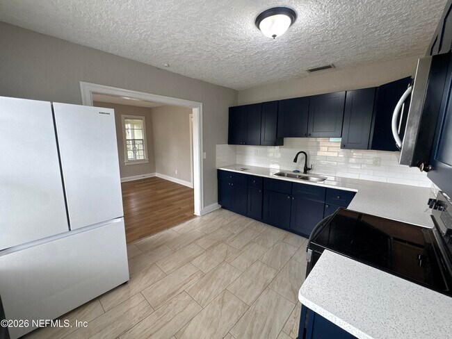 Foto del edificio - 1645 W 12th St
