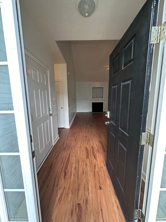 Foto del edificio - 117 Jessica Lakes Dr