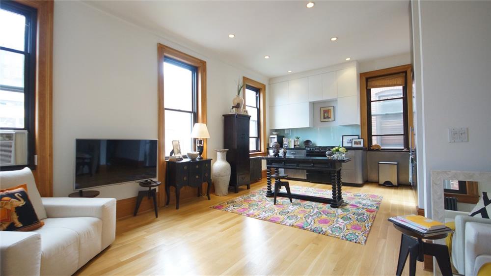 Primary Photo - 223 W 21st St