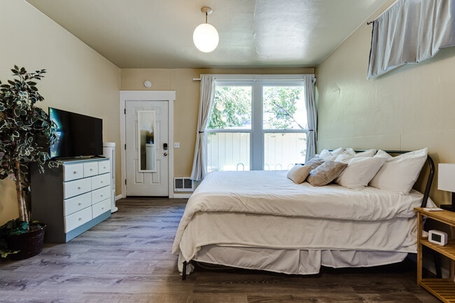 Building Photo - 729 E 18th Aly