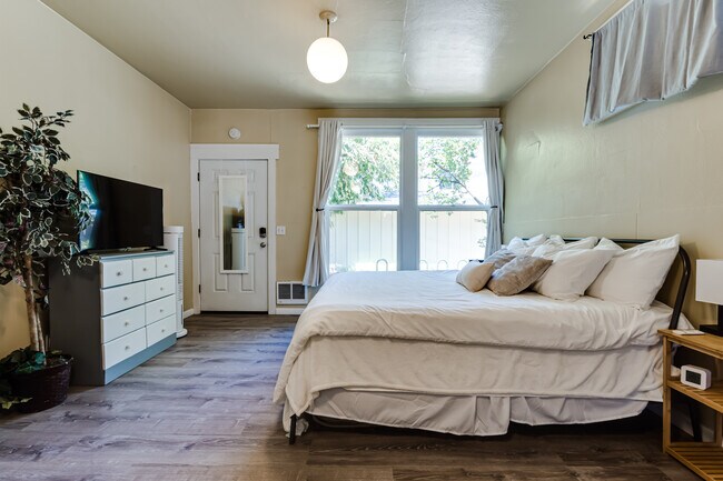 Foto del edificio - 729 E 18th Aly