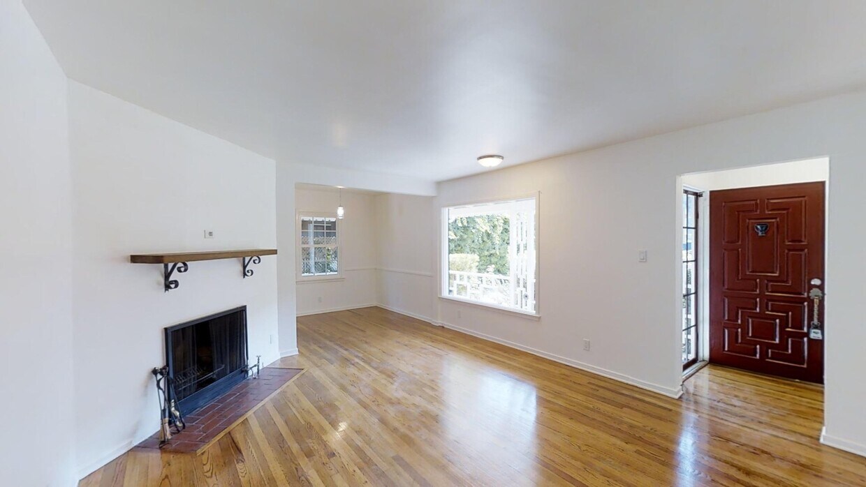 Foto principal - Gated 3-Bed, 3-Bath Gem with Dual Primary ...