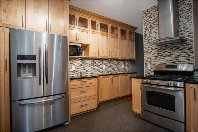 Building Photo - 461 E Beck St