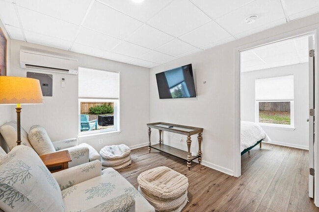 Building Photo - 22103 Lakeview Dr