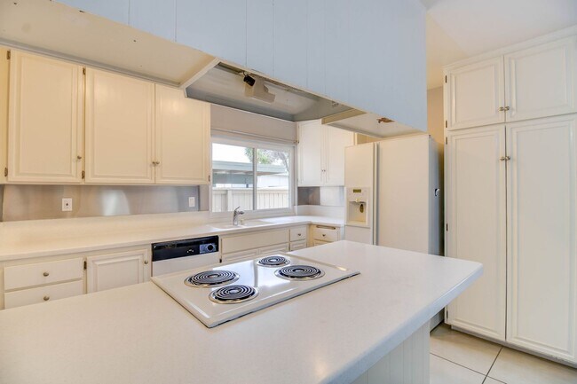 Building Photo - *** LIGHT & BRIGHT 3 BEDROOM 1.5 BATH HOME...